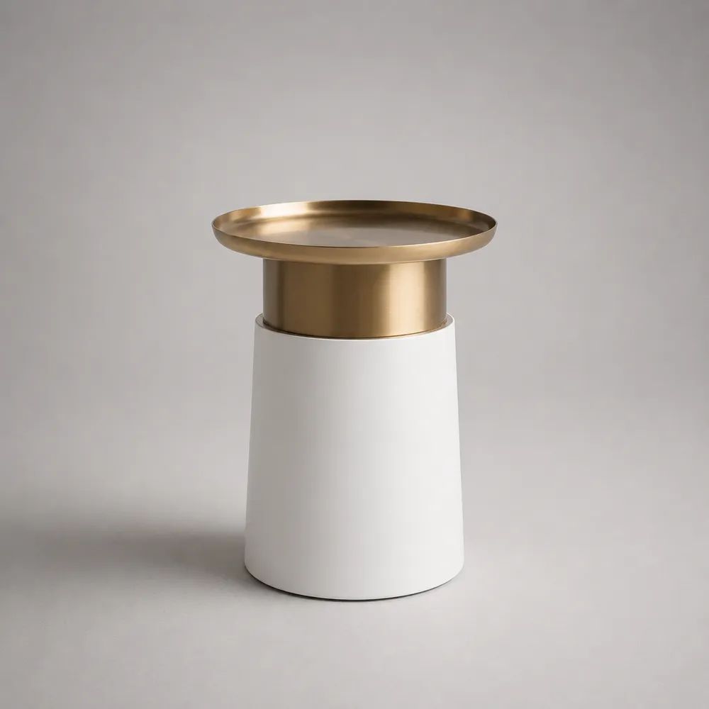 Runder Beistelltisch aus pulverbeschichtetem Stahl mit Tablettkante, Weiß/Gold, Ø 45 × H 55 cm