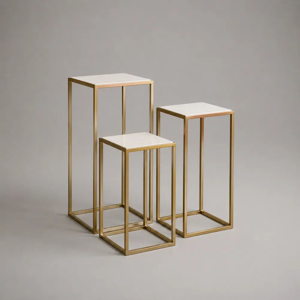 Quadratische Beistelltische im 3er-Set aus Stahl und MDF, Weiß/Gold, 30 × 30 × 70 cm, 28 × 28 × 60 cm und 26 × 26 × 50 cm