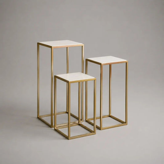 Quadratische Beistelltische im 3er-Set aus Stahl und MDF, Weiß/Gold, 30 × 30 × 70 cm, 28 × 28 × 60 cm und 26 × 26 × 50 cm